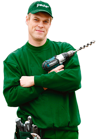 En Poda-montör i gröna kläder med en skruvmejsel i handen.